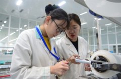 刻苦攻關 研發新產品